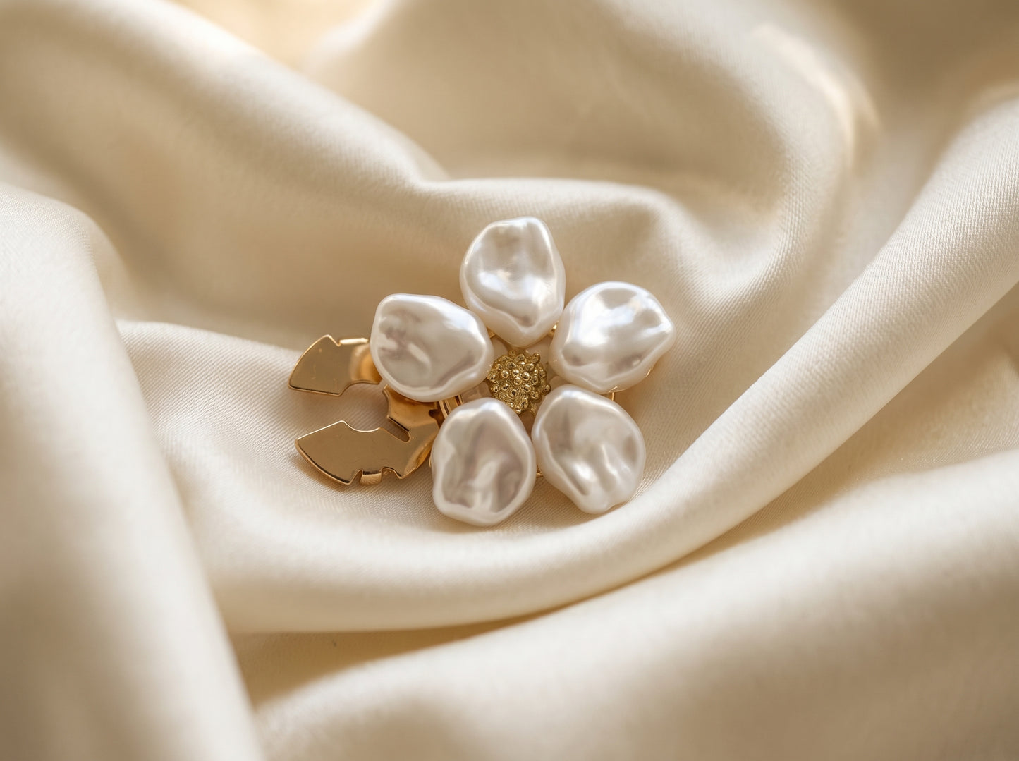 Baroque pearl flower button