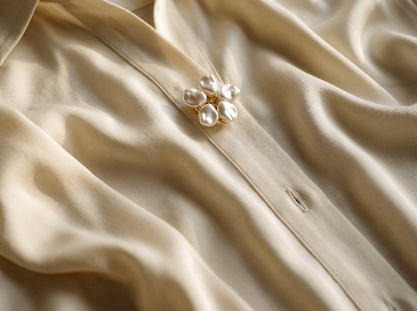 Baroque pearl flower button
