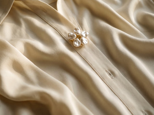 Baroque pearl flower button