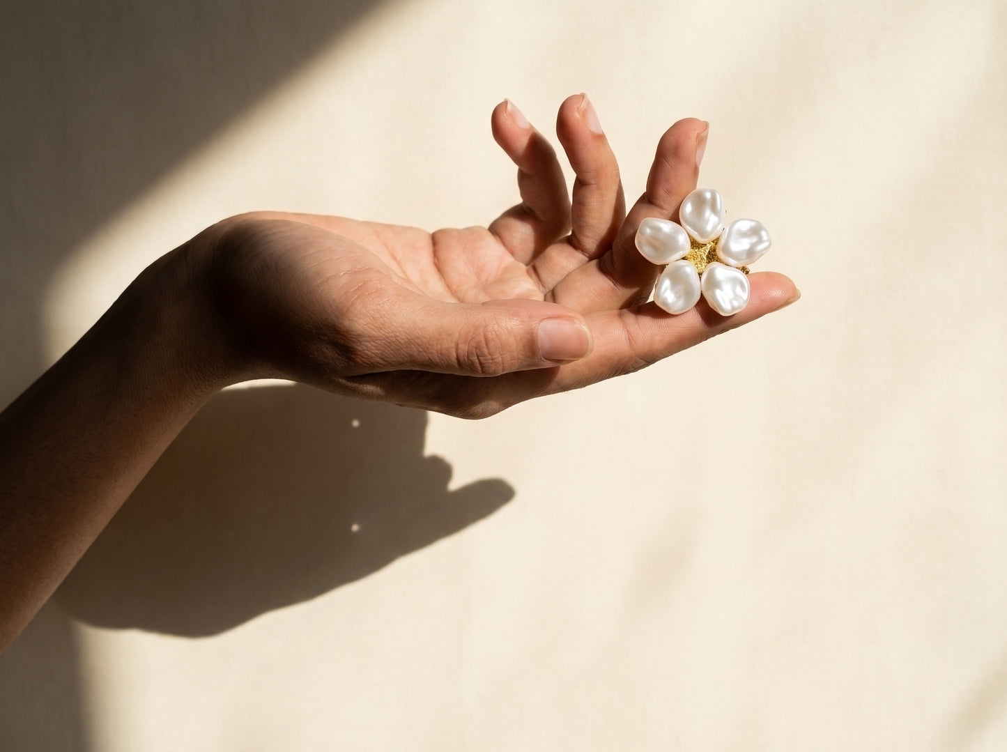 Baroque pearl flower button