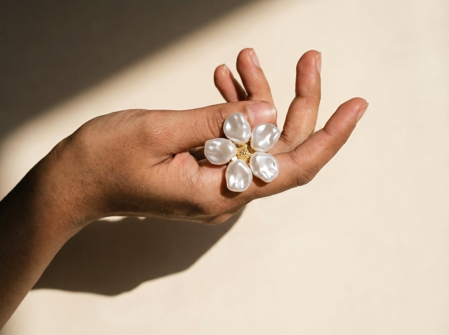 Baroque pearl flower button