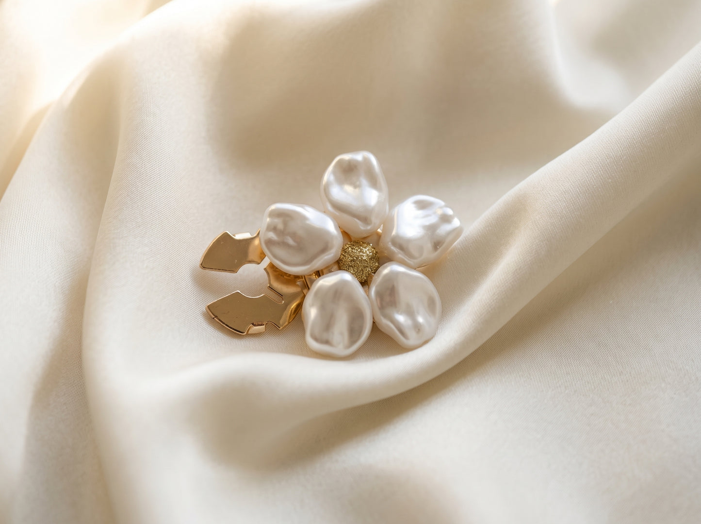 Baroque pearl flower button