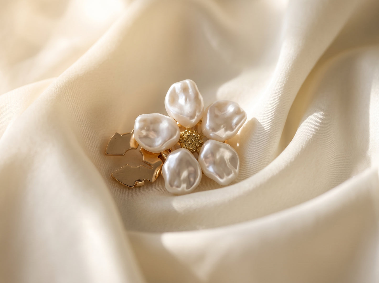 Baroque pearl flower button